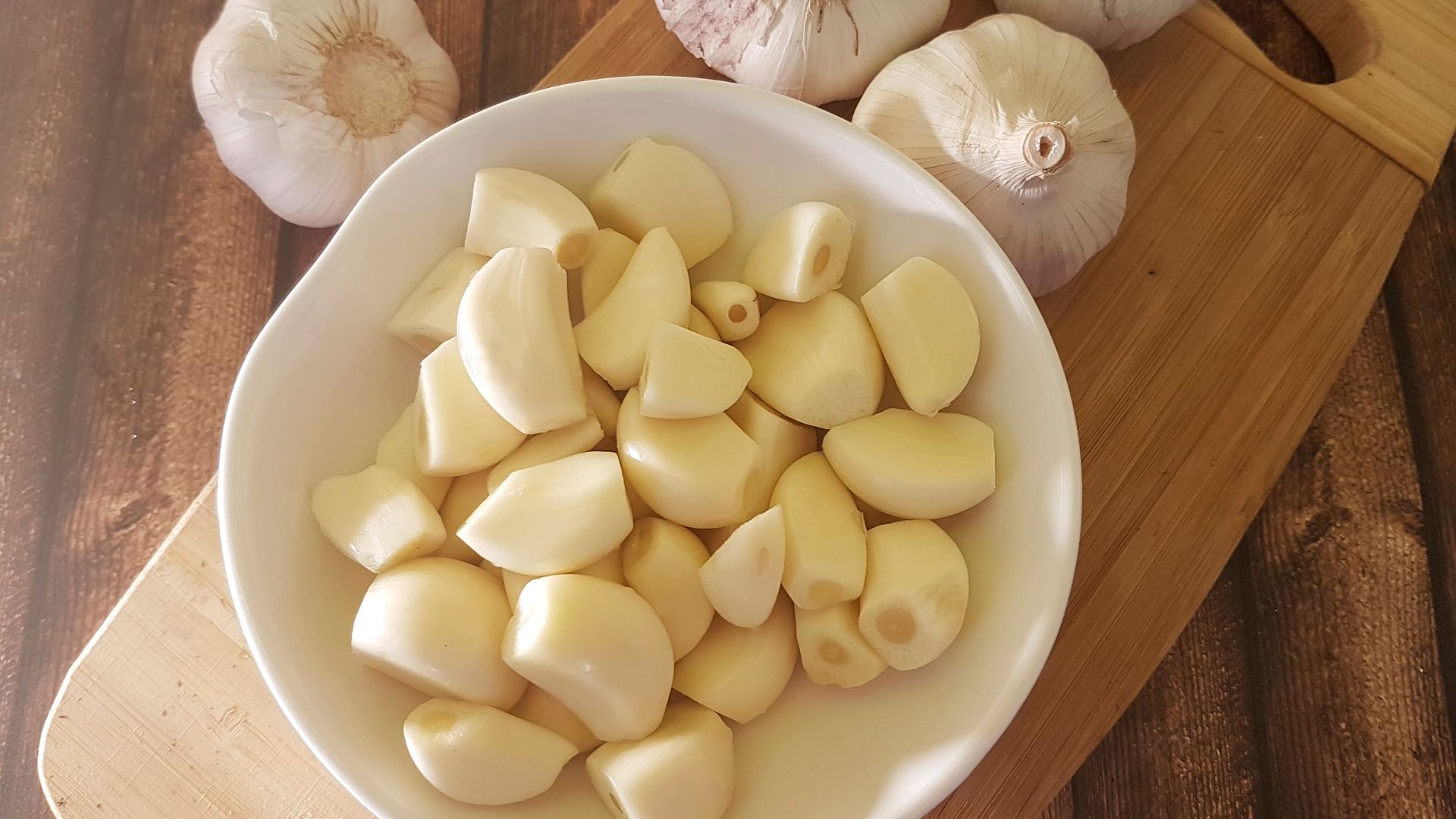 pealed Garlic